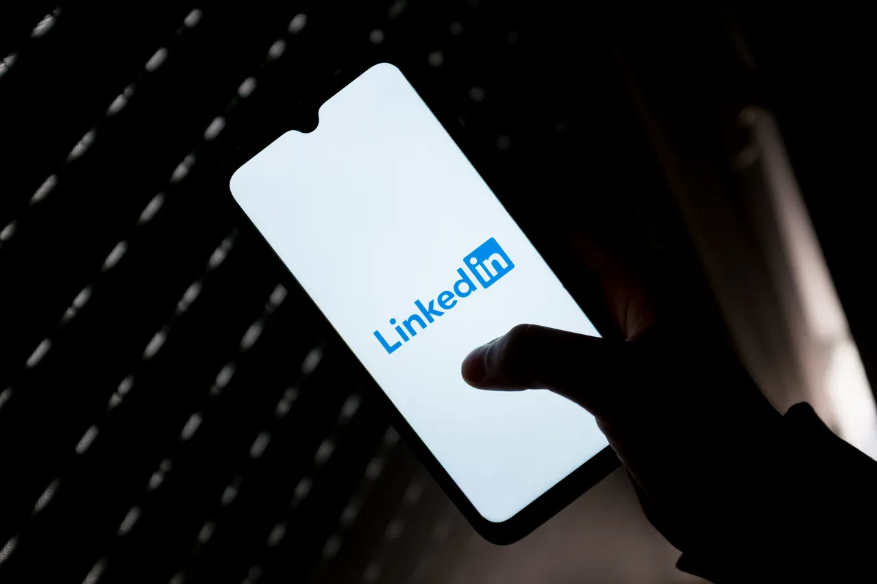 LinkedIn 推出 AI 工具，让您更轻松地整理个人资料