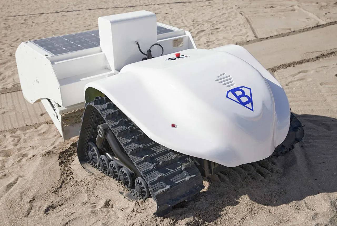 一对可爱、喜欢垃圾的无人机正在清理五大湖