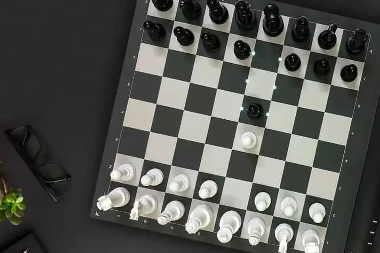 用这个 CES 特色棋盘与 AI 一起训练并挑战对手