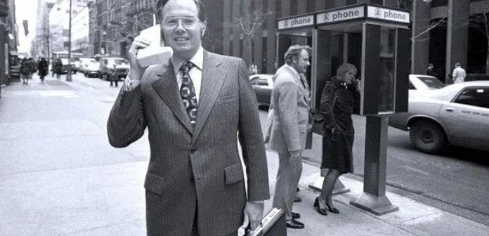 摩托罗拉公司发展历程：从辉煌到低谷再到复兴的传奇故事