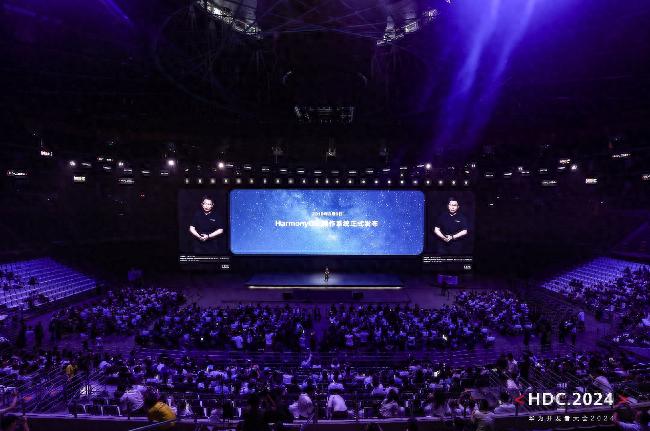 余承东宣布原生鸿蒙应用开发进入全面测评阶段，十年铸剑终成蝶