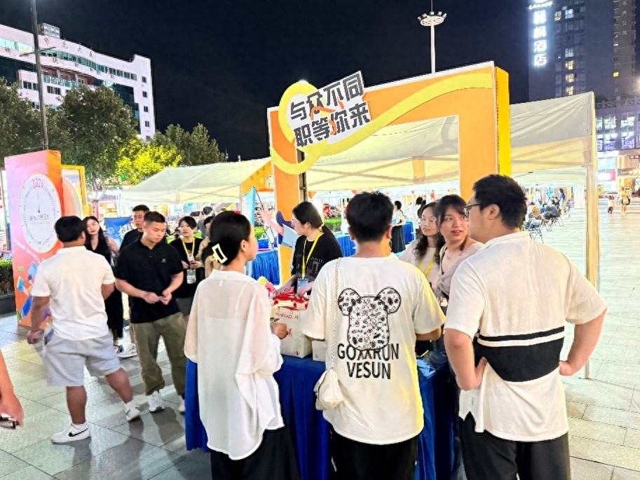 嘉兴人才招聘夜市火热开张，月来越有才吸引众多求职者